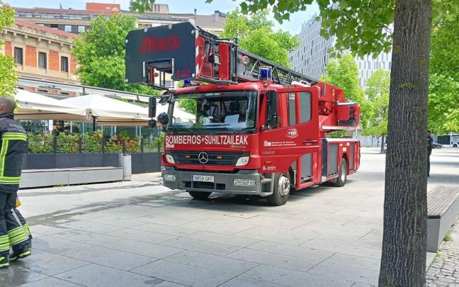 Bomberos en la plaza del Baluarte.