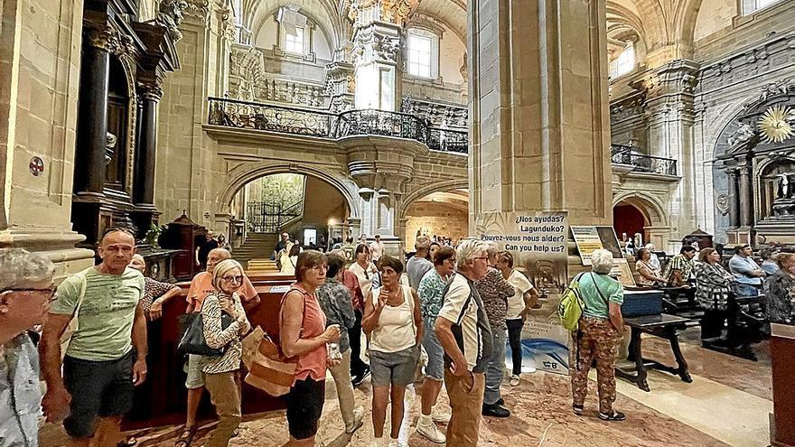 Turistas en la basílica de Santa María, el pasado verano.