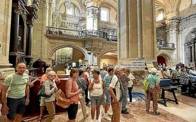 Turistas en la basílica de Santa María, el pasado verano.