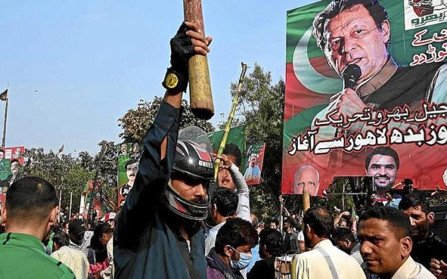 Seguidores del ex primer ministro paquistaní Imran Khan se enfrentaron a la policía. Seguidores del ex primer ministro paquistaní Imran Khan se enfrentaron a la policía.