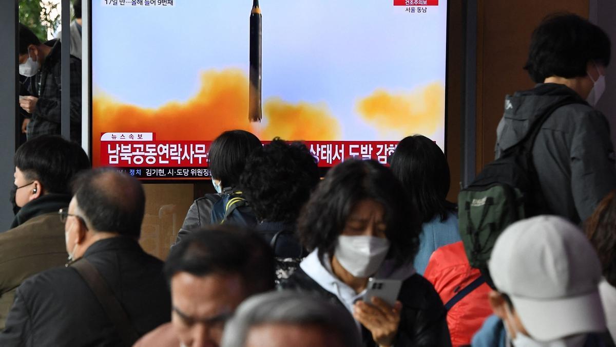 Un grupo de civiles observa en televisión el lanzamiento del misil de Corea del Norte.