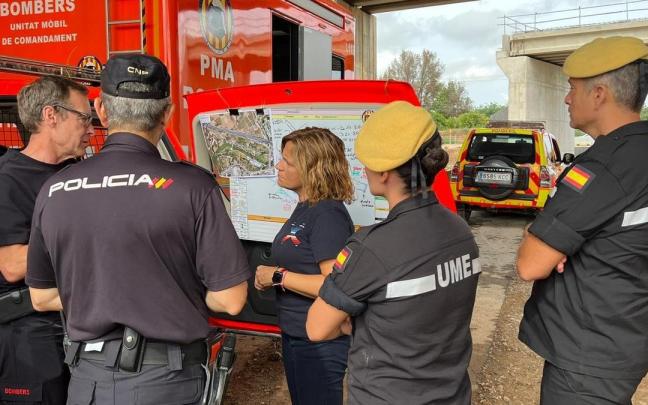 La delegada del Gobierno español en la Comunitat Valenciana, Pilar Bernabé, supervisa los trabajos de búsqueda en Paterna. La delegada del Gobierno español en la Comunitat Valenciana, Pilar Bernabé, supervisa los trabajos de búsqueda en Paterna.