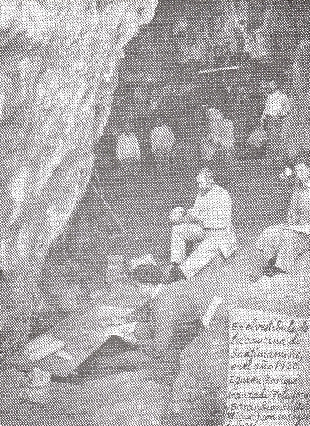 Grupo espeleológico trabajando en Santimamiñe en 1920.