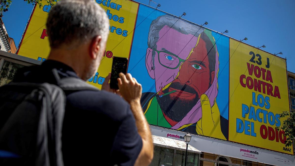 La lona instalada ayer en el madrileño barrio de Chueca.