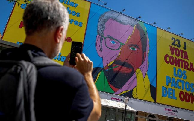 La lona instalada ayer en el madrileño barrio de Chueca.