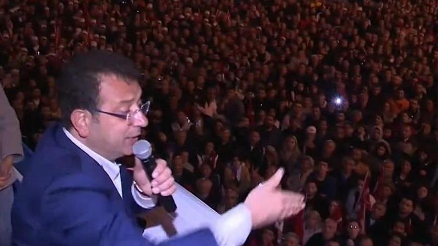 El alcalde de Estambul, Ekrem Imamoglu, durante un acto electoral
