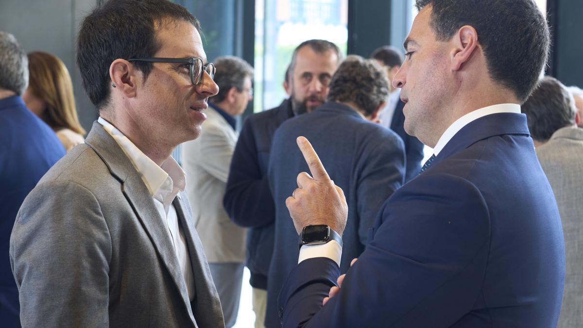 El lehendakari Pradales conversa con el portavoz parlamentario de EH Bildu, Pello Otxandiano