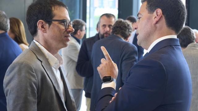 El lehendakari Pradales conversa con el portavoz parlamentario de EH Bildu, Pello Otxandiano