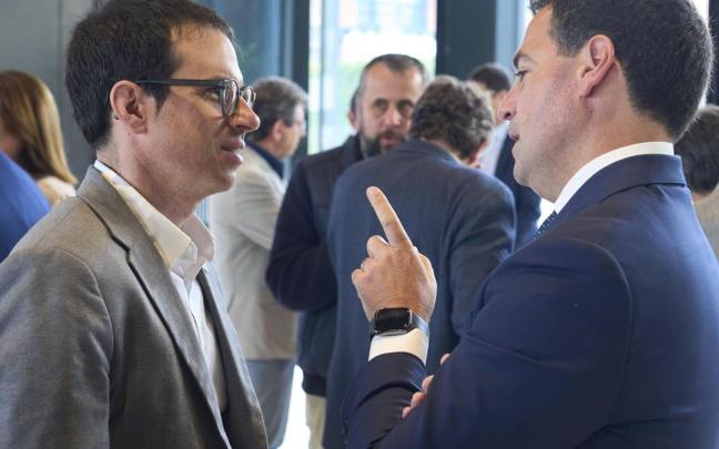 El lehendakari Pradales conversa con el portavoz parlamentario de EH Bildu, Pello Otxandiano