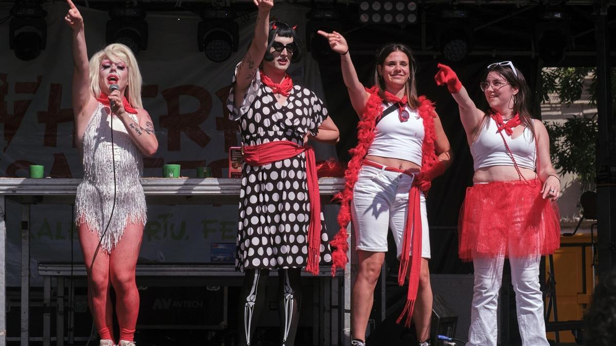 Albina Stardust y Divina Comedia, actuando en las fiestas de San Fermín de 2025.