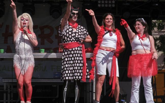 Albina Stardust y Divina Comedia, actuando en las fiestas de San Fermín de 2025.