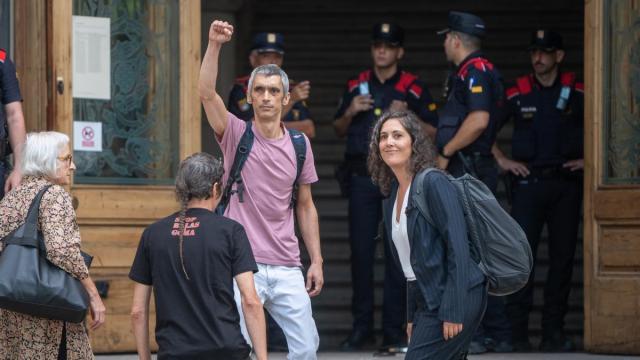 El activista y miembro de Stop Bales de Goma Roger Español y la directora de Irídia Anaïs Franquesa, a su llegada a la Audiencia de Barcelona.