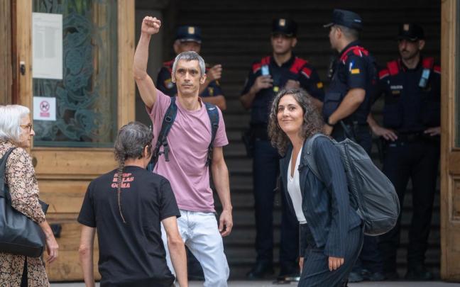 El activista y miembro de Stop Bales de Goma Roger Español y la directora de Irídia Anaïs Franquesa, a su llegada a la Audiencia de Barcelona.