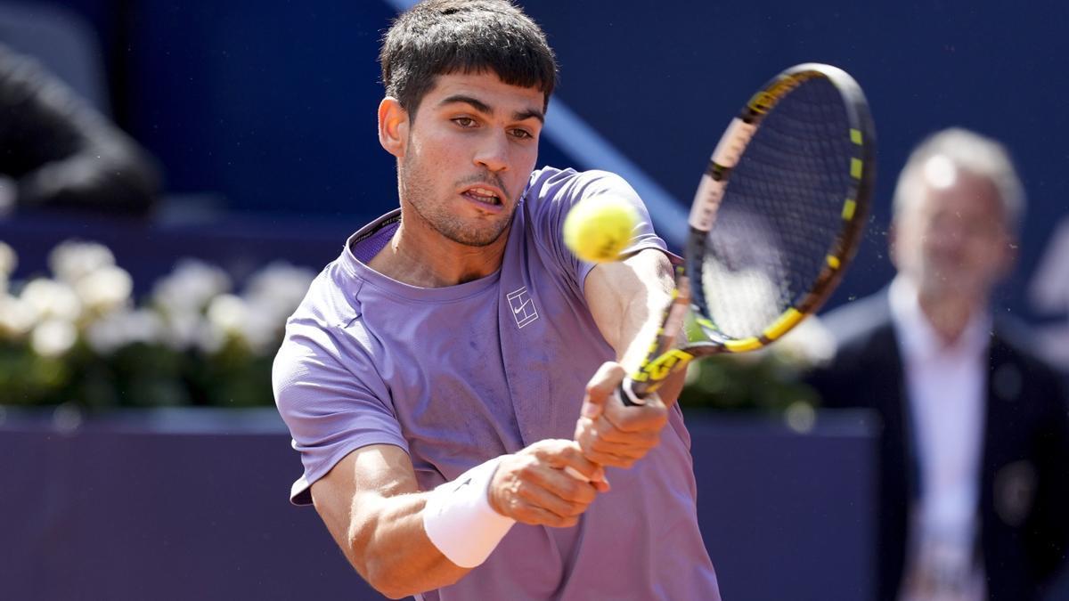 Carlos Alcaraz en acción ante el francés Arthur Fils durante el partido de semifinales del Barcelona Open Banc Sabadell.