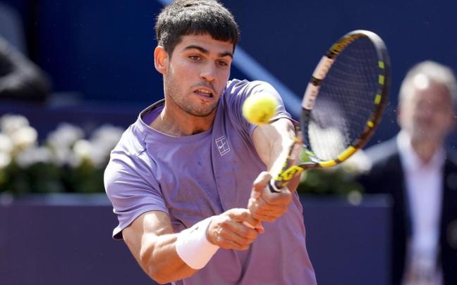 Carlos Alcaraz en acción ante el francés Arthur Fils durante el partido de semifinales del Barcelona Open Banc Sabadell. / EFE Carlos Alcaraz en acción ante el francés Arthur Fils durante el partido de semifinales del Barcelona Open Banc Sabadell.