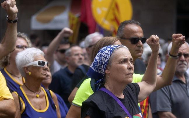 Asistentes al acto unitario de grupos independentistas en el Fossar de les Moreres con motivo de la Diada del 11 de septiembre. Asistentes al acto unitario de grupos independentistas en el Fossar de les Moreres con motivo de la Diada del 11 de septiembre.
