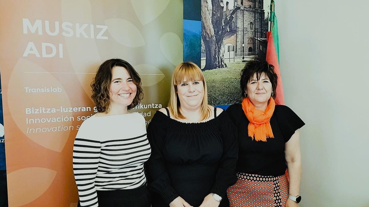 Andere Goirigolzarri, Saioa Hierro y Arantza Burgoa presentaron el programa piloto Muskiz Adi que pretende generar redes de apoyo con intereses comunes en los barrios periurbanos