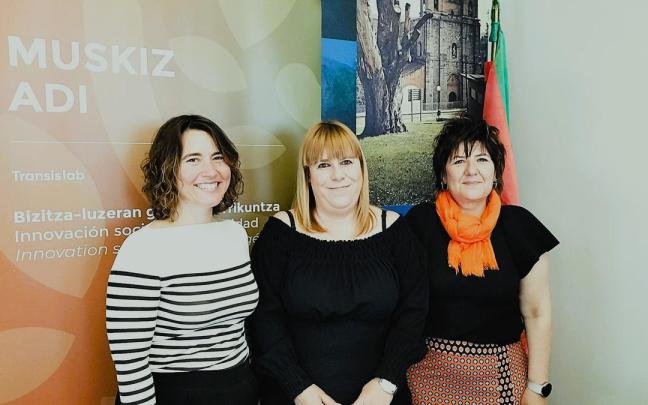 Andere Goirigolzarri, Saioa Hierro y Arantza Burgoa presentaron el programa piloto Muskiz Adi que pretende generar redes de apoyo con intereses comunes en los barrios periurbanos / E. Zunzunegi Andere Goirigolzarri, Saioa Hierro y Arantza Burgoa presentaron el programa piloto Muskiz Adi que pretende generar redes de apoyo con intereses comunes en los barrios periurbanos
