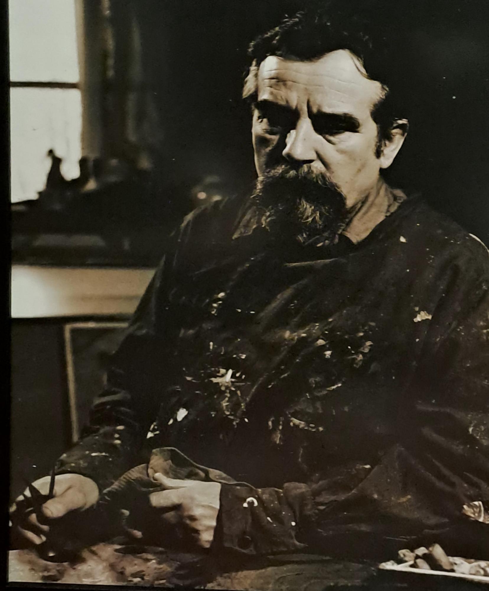 Una fotografía del propio Enrique Albizu en su estudio.