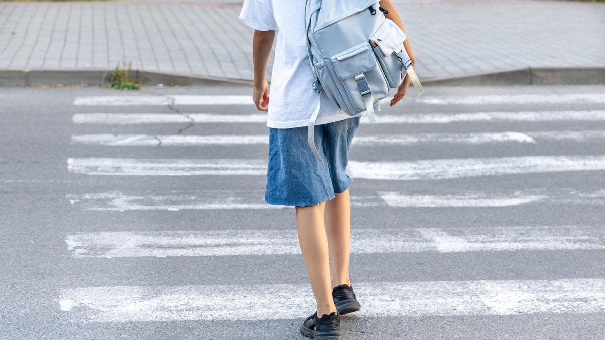 Una menor camina hacia el colegio.