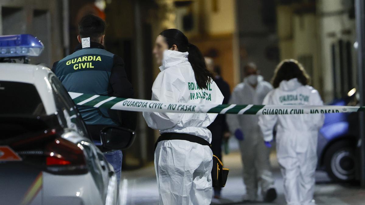 Varios agentes de la Guardia Civil investigan el asesinato de la mujer y su hija en Castellón.