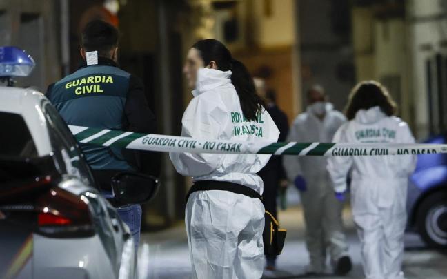 Varios agentes de la Guardia Civil investigan el asesinato de la mujer y su hija en Castellón.