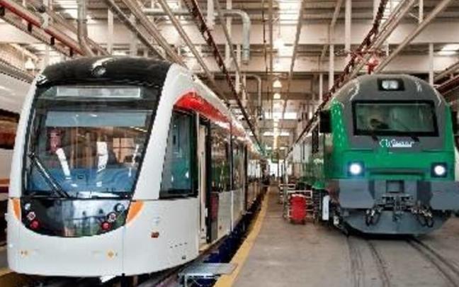 Varios trenes recién construidos en la nave de pruebas de la factoría de CAF en Beasain. / G.N. Varios trenes recién construidos en la nave de pruebas de la factoría de CAF en Beasain.