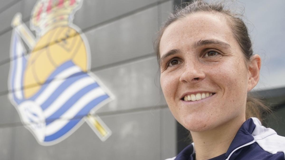 Sandra Ramajo posa en Zubieta con el escudo de la Real a su espalda. / RUBEN PLAZA