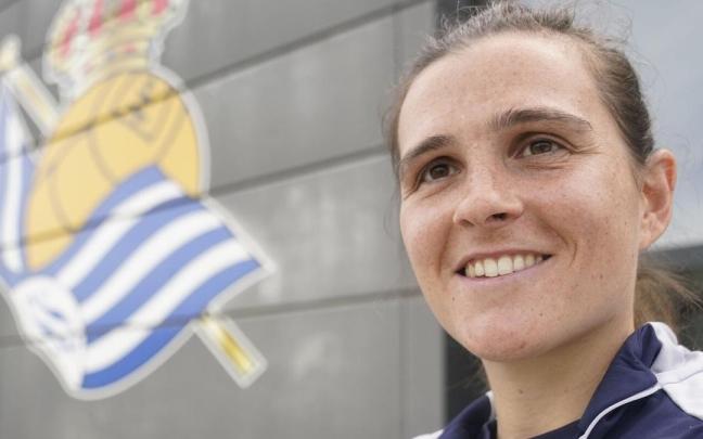 Sandra Ramajo posa en Zubieta con el escudo de la Real a su espalda. / RUBEN PLAZA