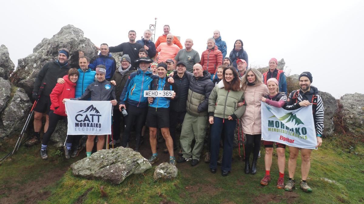 Iban Fernández estuvo muy arropado en la última subida a Karakate, antes de acometer el descenso con el que iba a poner el punto final al desafío.