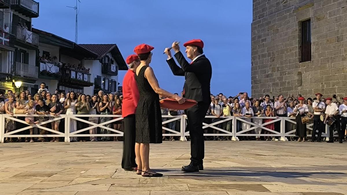 Gregorio Alkain recibe el bastón de mando de manos de Maite Castellanos y Remedios Lekuona