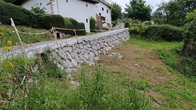 Es uno de los accesos principales a las ermitas de San Miguel y Ereñozar