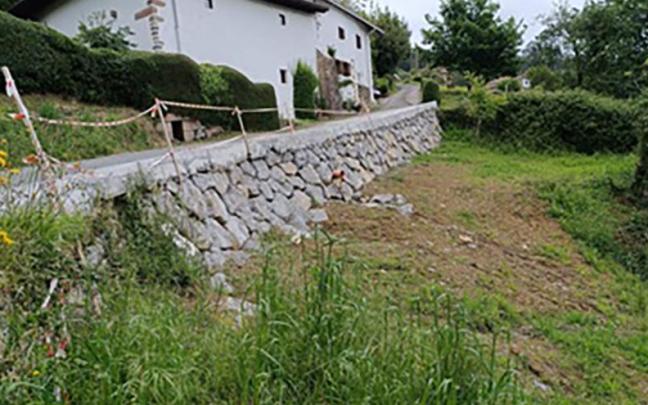 Es uno de los accesos principales a las ermitas de San Miguel y Ereñozar