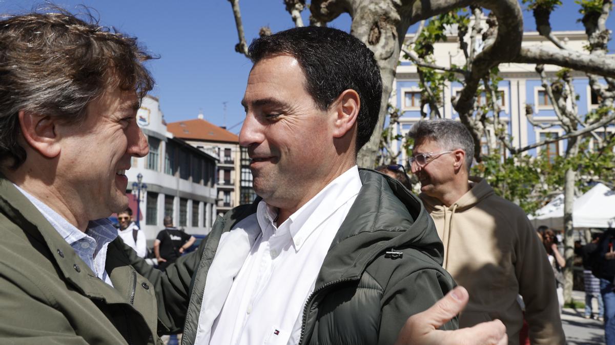 El candidato del PNV a lehendakari, Imanol Pradales, saluda al secretario general del PSE, Eneko Andueza, en Portugalete, el día de reflexión