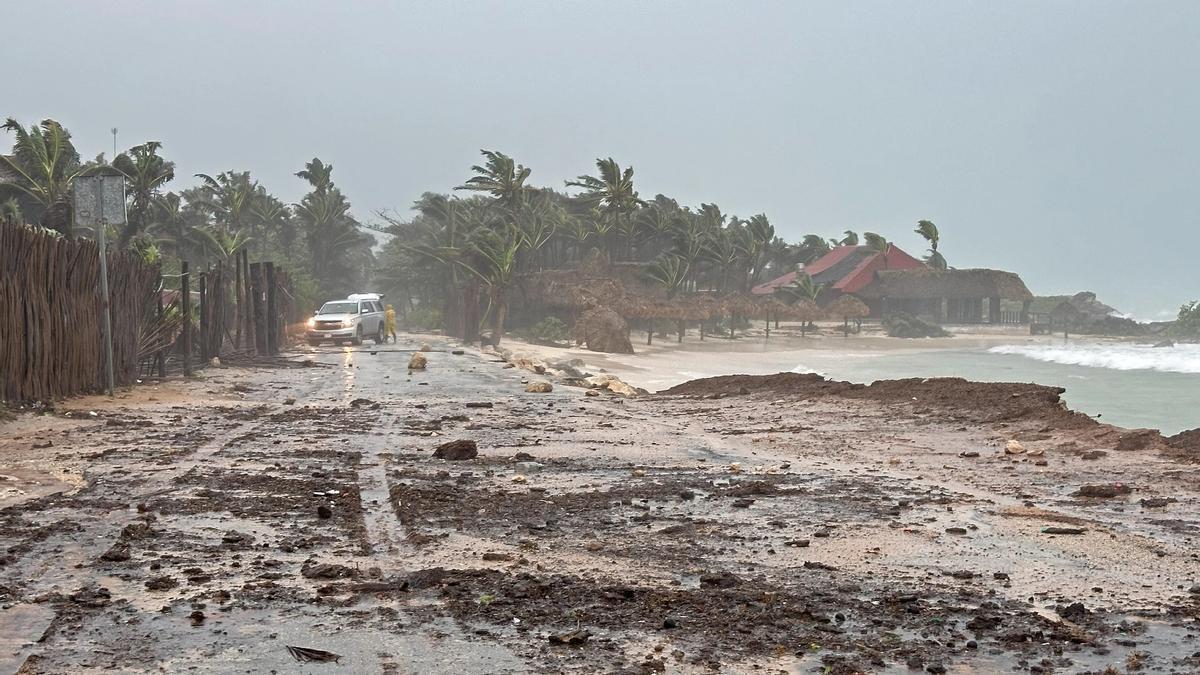 Una calle obstruida debido a los daños ocasionados durante la entrada del huracán Beryl, en el municipio de Felipe Carrillo Puerto este viernes en Quintana Roo (México)