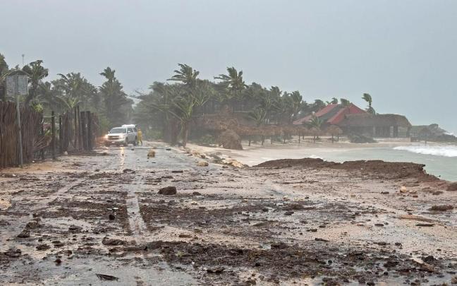 Una calle obstruida debido a los daños ocasionados durante la entrada del huracán Beryl, en el municipio de Felipe Carrillo Puerto este viernes en Quintana Roo (México)
