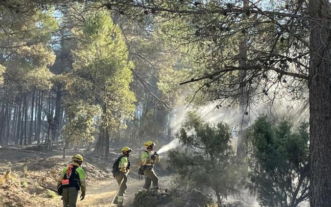Efectivos de bomberos en el incendio de Villanueva de Viver