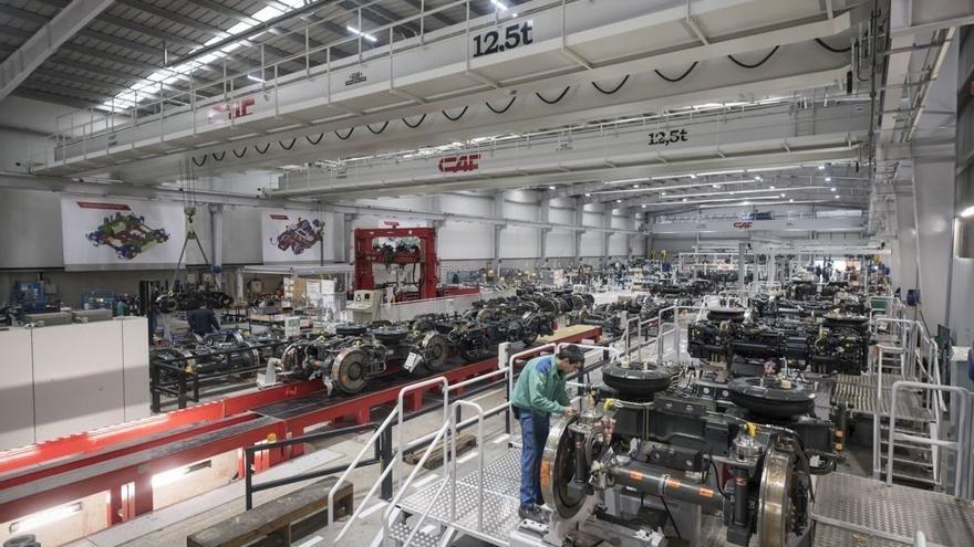 Un operario trabaja en las instalaciones de CAF en Beasain.