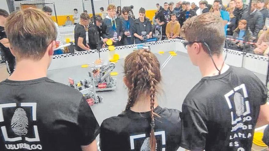 Usurbilgo Lanbide Eskolako ikasleak binakako torneoan txapeldun izan dira, joan den asteburuan, Bartzelonan jokatu den VEX Robotics Competition lehiaketan.