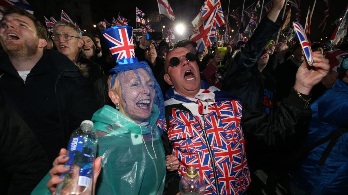 Una pareja de partidarios del Brexit celebran en las calles de Londres la salida del Reino Unido de la Unión Europea.