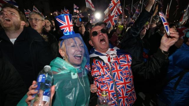 Una pareja de partidarios del Brexit celebran en las calles de Londres la salida del Reino Unido de la Unión Europea.
