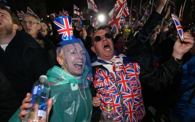 Una pareja de partidarios del Brexit celebran en las calles de Londres la salida del Reino Unido de la Unión Europea.