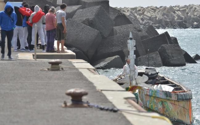 Un cayuco en un puerto de El Hierro.