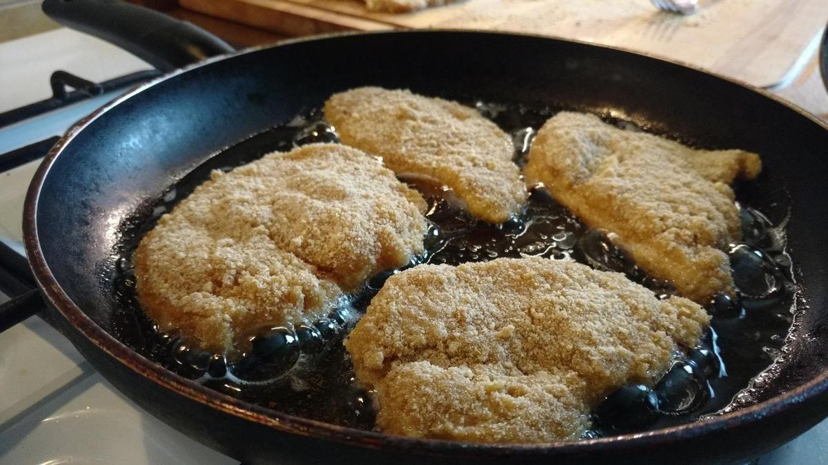 Acumular demasiadas piezas en la sartén es un error que hace perder calor al aceite, lo que hace que haya que tenerlas más tiempo y que el rebozado chupe más aceite.