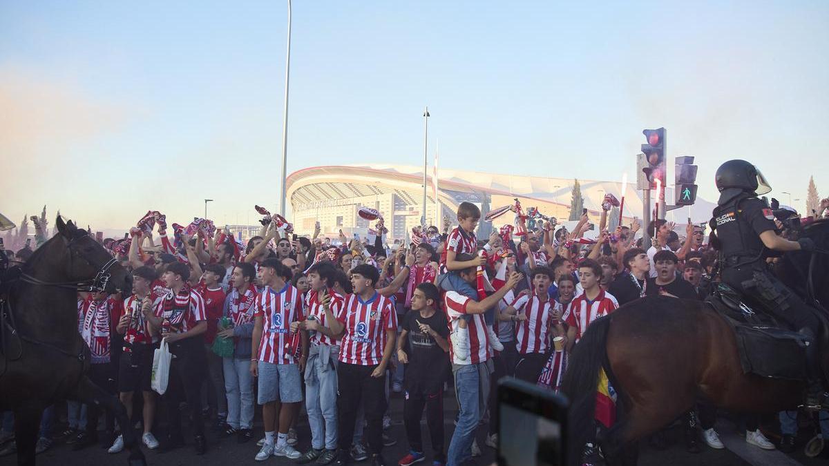 Decenas de aficionados en las inmediaciones del Estadio Cívitas Metropolitano