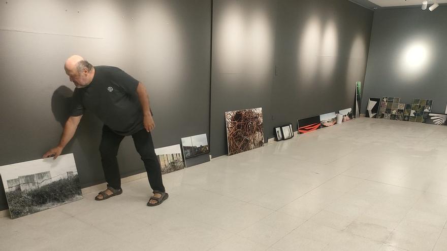 Responsables del Museo de Orduña preparando la exposición 'Frontera-Muga'