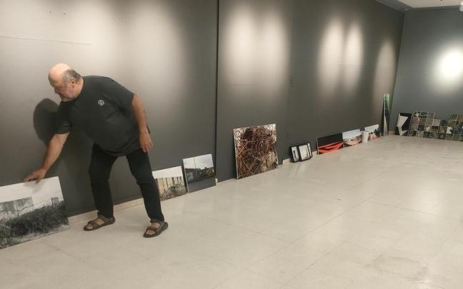 Responsables del Museo de Orduña preparando la exposición 'Frontera-Muga'