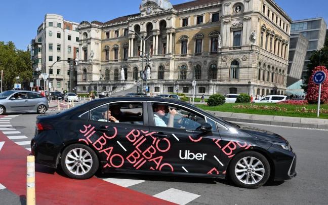 Un Uber circulando por la rotonda del Ayuntamiento de Bilbao