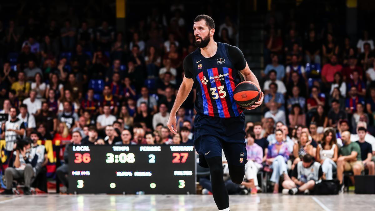 Nikola Mirotic durante un partido con el Barça.