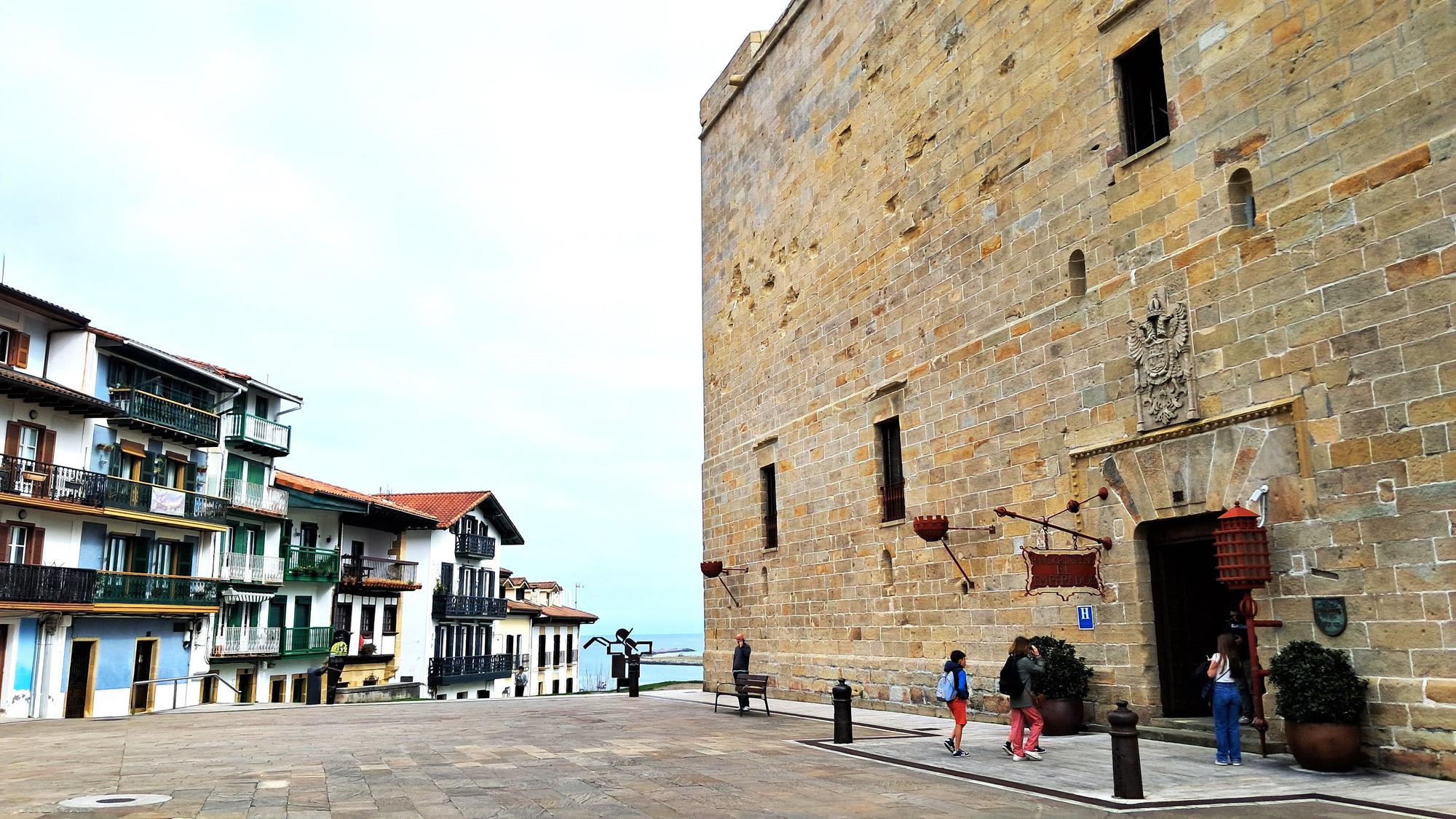Castillo de Carlos V, que hoy acoge el Parador, frente al puerto viejo.